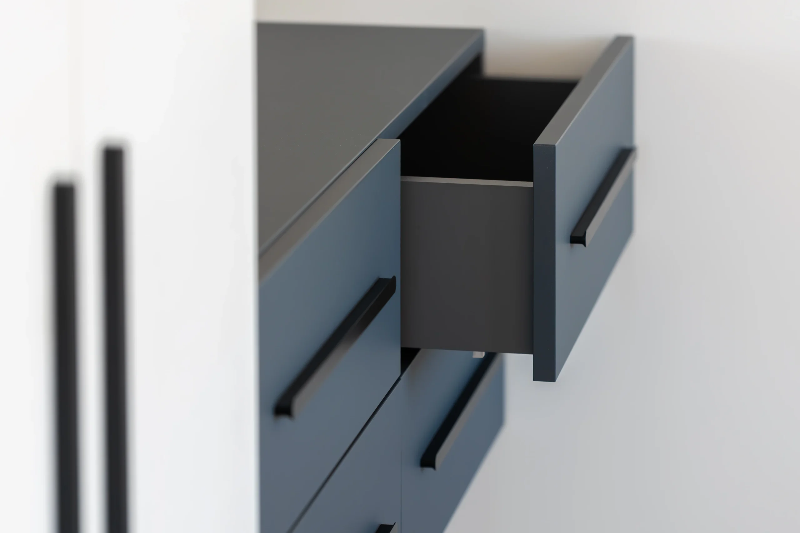 Precision CNC Milling for Minimalist Aluminum Cabinet Handles & Modern Furniture Profiles.